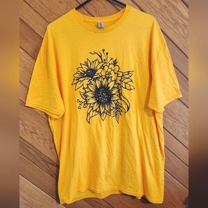 Gildan Dark Yellow Softstyle XL Cotton T-Shirt with Sunflower Design
